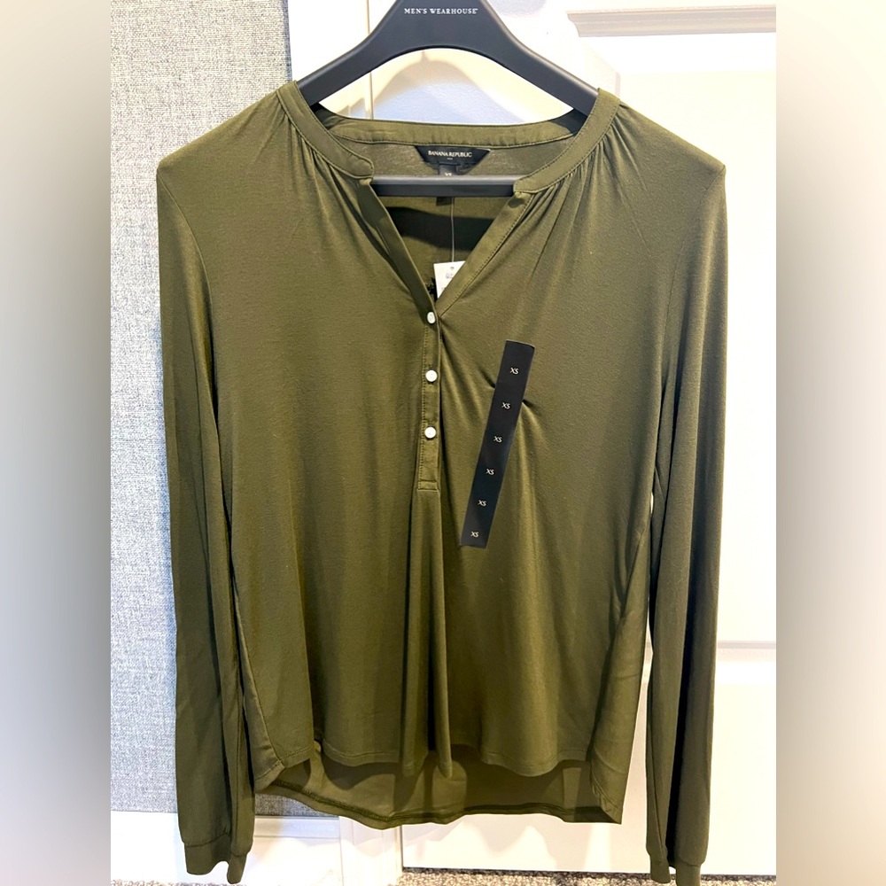 NEW. Hunter green banana republic women’s long sleeve blouse.